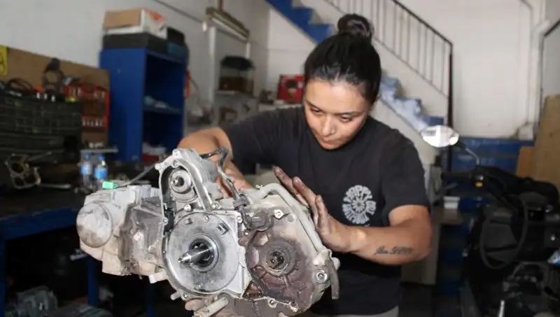 33 Yaşındaki Hayriye, Eşi İçin Şaşırtıcı Bir Seçimle Motor Ustası Olmayı Tercih Etti!