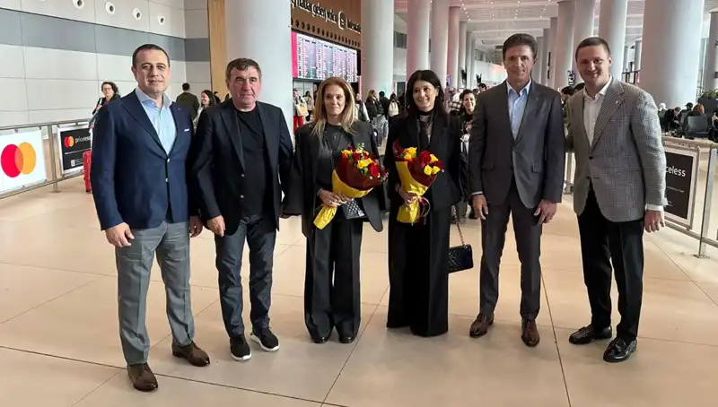 Hagi ve Popescu, İstanbul’da Futbolseverlerle Buluştu: Tarihi Bir An!