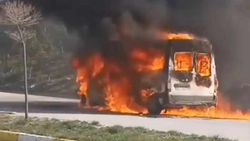 Havalimanı Servis Araçları Alev Alev Yandı: Gözler Güvenliğe Çevrildi