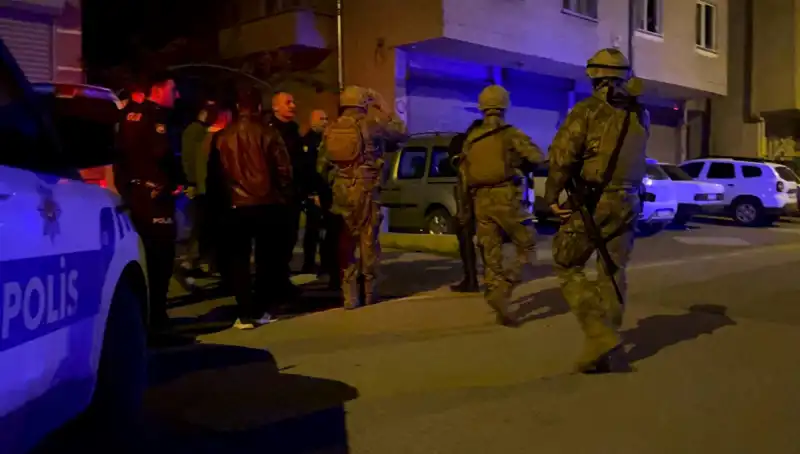 Balkonun Kenarından Tüfekle Ates Açtı: Polis Müdahalesi Şaşırttı