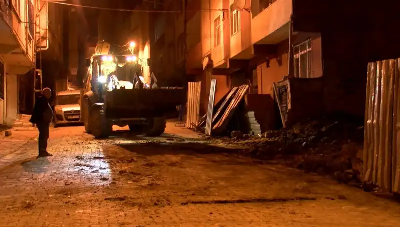 Bağcılar’da Yana Doğru Eğilen Bina Dikkatleri Üzerine Çekti!
