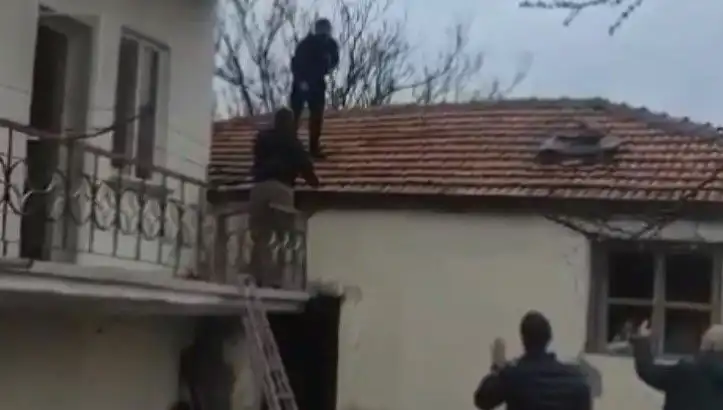 Çatıda Kıstırılan Şüpheli Direndi: "10 Sene Yattım, Bir Daha Yatamam!"