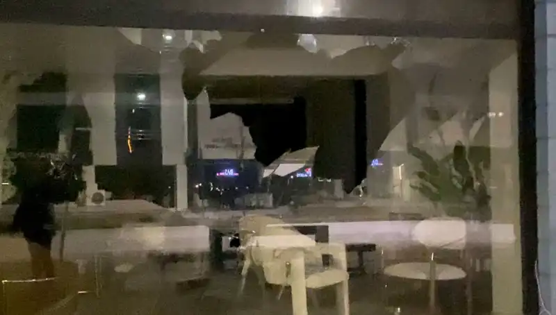 Mobilya Mağazasına Taşlı Saldırı: Güvenlik Kamerası Kayıtları Ortaya Çıktı