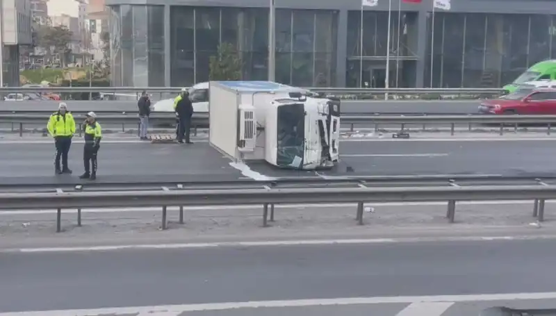 Basın Ekspress'te Kamyonet Devrildi: Trafik Kaosu ve Son Gelişmeler