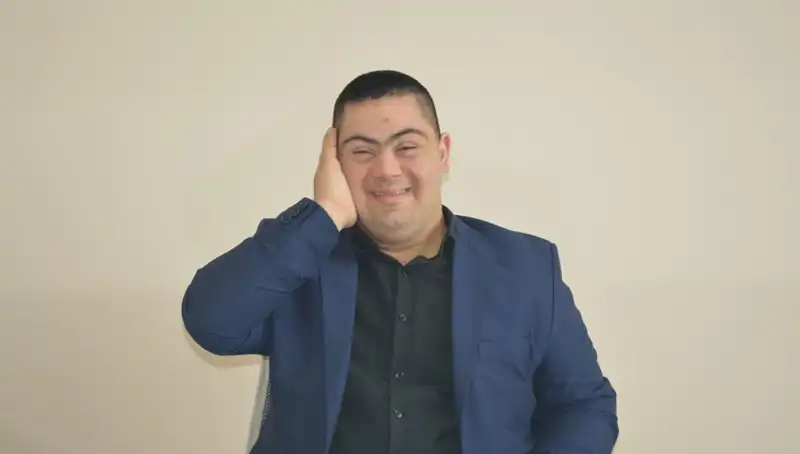 Erdinç’in Hayali: Down Sendromlu Genç Şarkıcı, Kalpleri Fethediyor