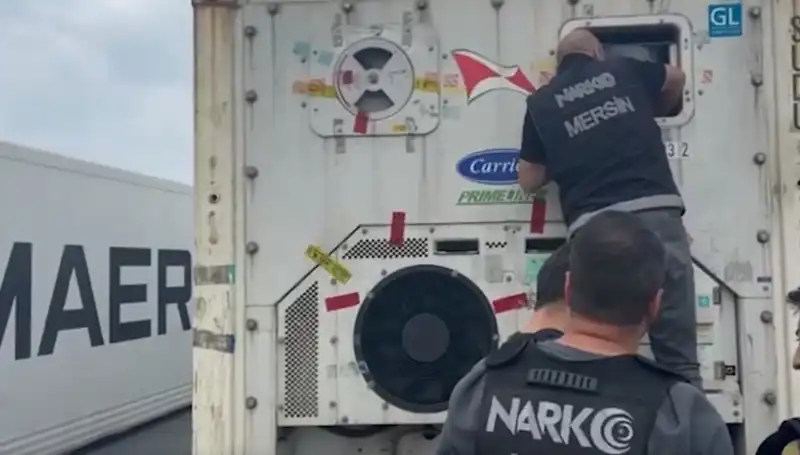 Mersin'de Tarihi Uyuşturucu Operasyonu: Yüzlerce Kilo Esrar Ele Geçirildi!