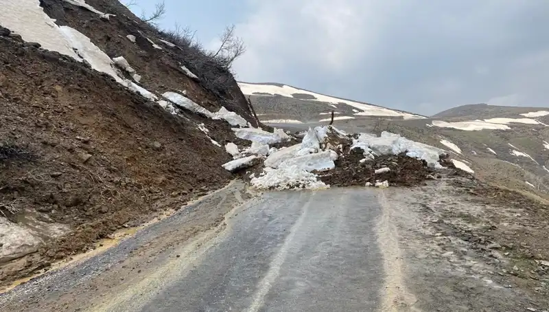 Muş’ta Heyelan Sonrası Kapanan Köy Yolu Yeniden Ulaşıma Açıldı!