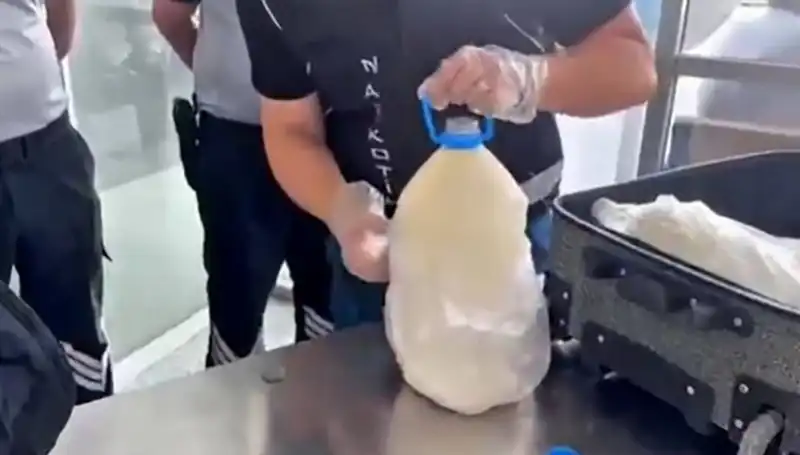 Havalimanında Şaşırtan Yakalama: Süt Şişesinde 12 Kilo 800 Gram Uyuşturucu