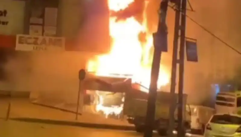 Başakşehir'de İş Merkezinde Yangın: İtfaiye Ekipleri Seferber Oldu