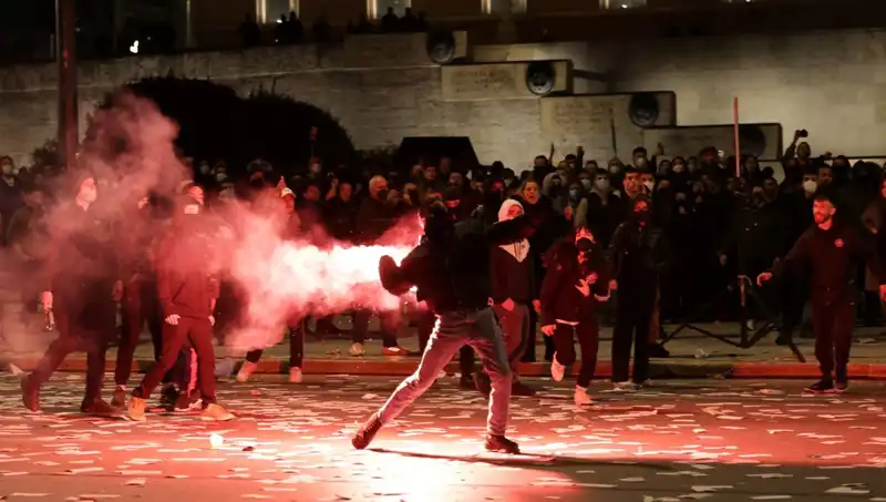Yunanistan’da Hükümete Gensoru: Atina Sokakları Protestolarla Çalkalanıyor