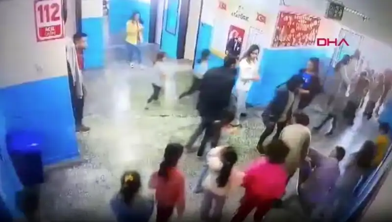Bayılan Öğrenciyi Müdür Yardımcısı Nasıl Kurtardı? İnanılmaz Kurtuluş Anları