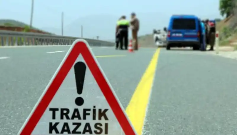 Kemalpaşa'da Feci Kaza: Otomobil ile Kamyon Çarpıştı, Can Kayıpları Var
