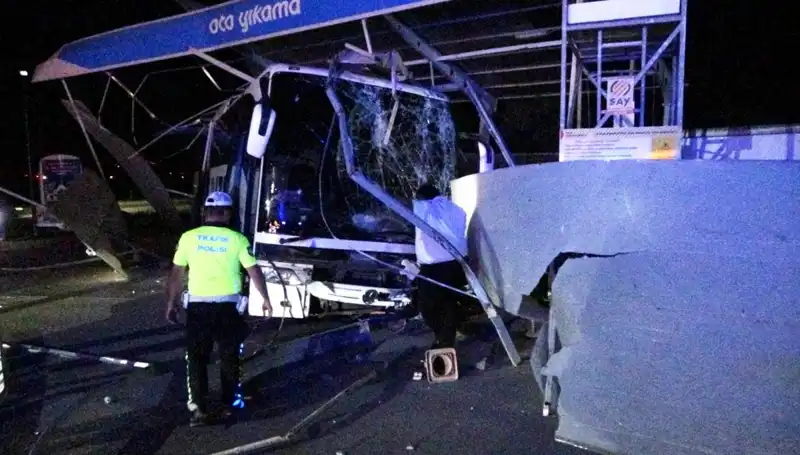 Otobüs Oto Yıkamaya Daldı: Kaza Sonrası 8 Kişi Yaralandı!