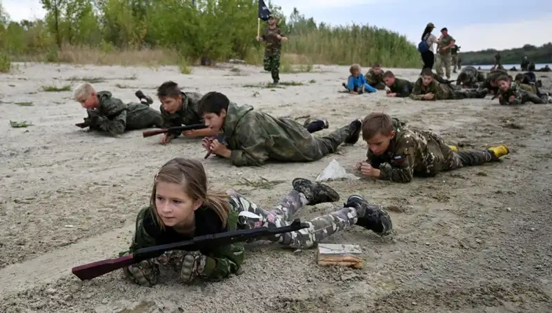 Rusya'nın Çocuk Askerleri: 8 Yaşındaki Savaşçılar Eğitim Alanında