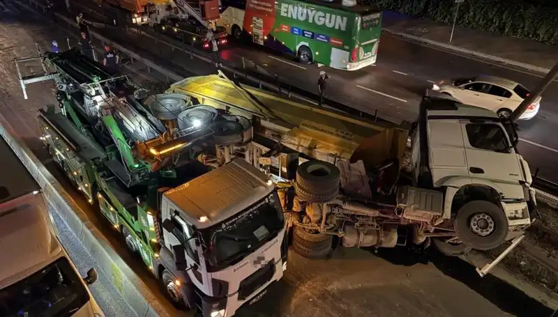 Moloz Yüklü Hafriyat Kamyonu Devrildi: Olayın Detayları Şaşırttı