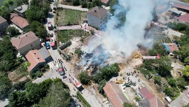 Arnavutköy'de Yangın Korkutan Manzaralarla Saman Balyalarını Küle Döndürdü