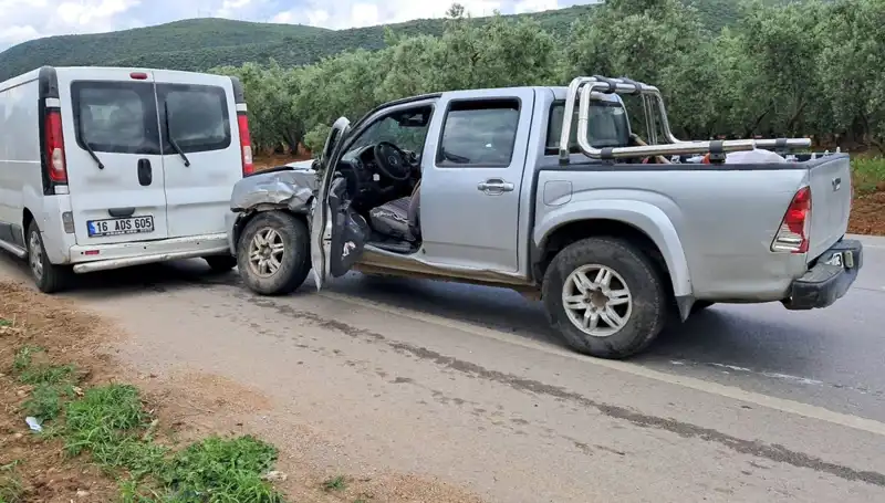 Bursa'da Minibüs ile Kamyonet Çarpıştı: 2 Yaralı, Olayın Sebebi Ne?