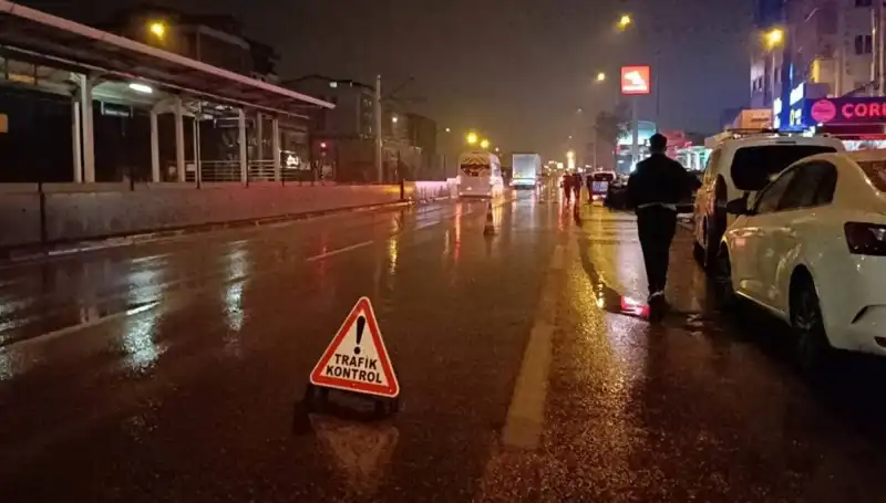 Bursa'da Güvenlik Önlemi Alan Polise Kamyonet Çarptı: Dramatik Kaza Anları