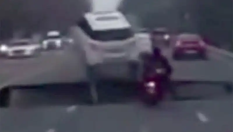 Güney Kore Otoyolunda Dev Çukur, Motosikleti Yuttu!
