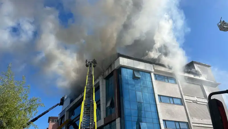 Esenyurt'taki Tekstil Atölyesinde Çıkan Yangın, Çevredeki Hayatı Olumsuz Etkiledi