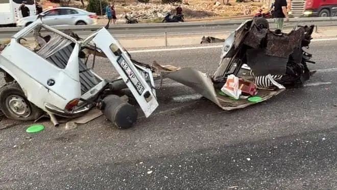Bariyere Çarpan Araçta Korkunç Kaza: Bir Ölü, Bir Yaralı!