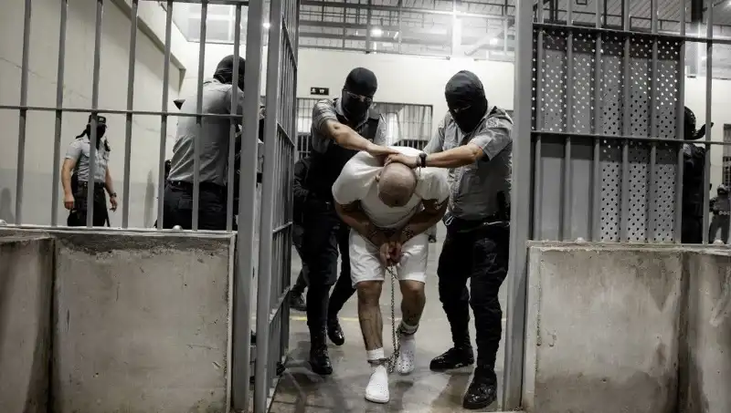 El Salvador'da Cehennem Gibi Bir Durum: Trump'ın Radikal Kararı ve Göçmenler Üzerindeki Etkisi