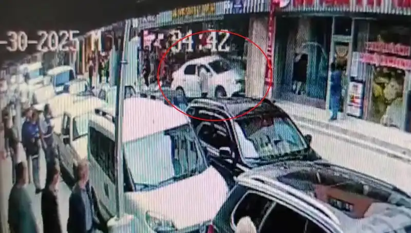 Alkollü Sürücü, Mağazaya Dalınca İki Çocuk Son Anda Kurtuldu!