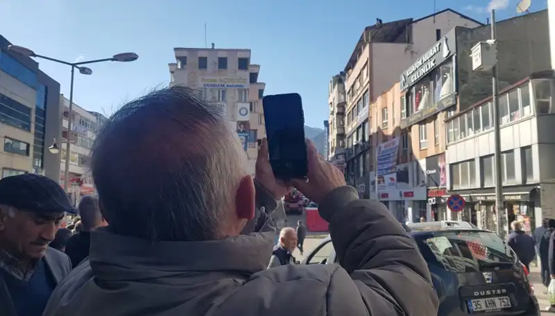 Çatıya Çıkan Kişiyi Görüntülemek İçin Yarışan Kalabalık Şok Etti!