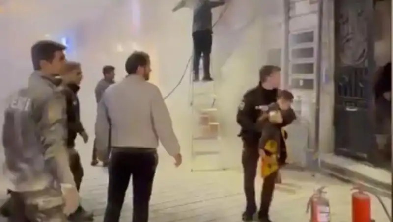 Beyoğlu’ndaki Büfede Yangın: İçeride Mahsur Kalan Çocuk Cesurca Kurtarıldı!