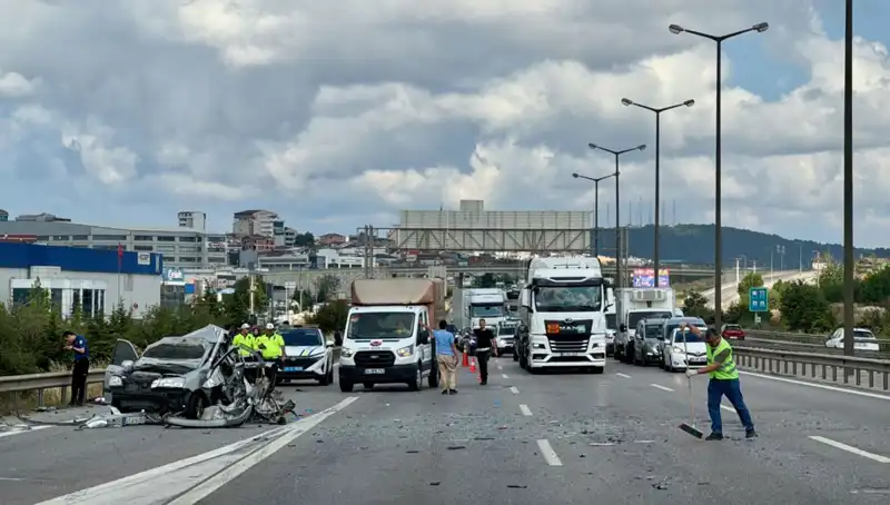 Otoyolda Trafigi Alt Üst Eden Kaza: Üç Kişi Araçta Sıkıştı!