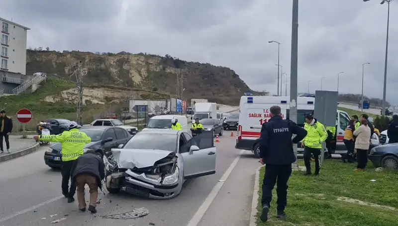 Sinop'ta Trafik Kazası: Otomobiller Çarpıştı, Yaralılar Hastaneye Kaldırıldı