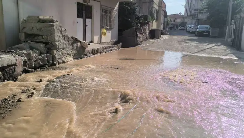 İlçede İçme Suyu Hattı Patladı, Çarşı Alanı Sular Altında Kaldı!
