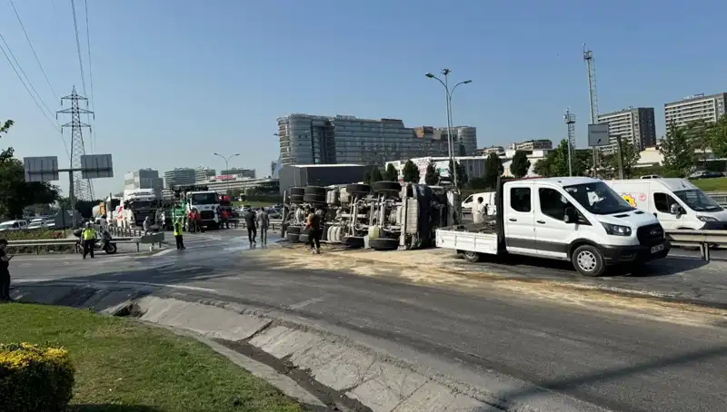 D-100 Yan Yolunda Beton Mikseri Devrildi: İstanbul'da Trafik Felç Oldu