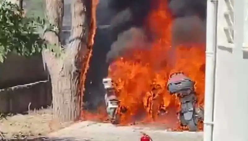 Park Halindeki Motosikletler Alev Alev Yandı: Gizemli Yangın Gerçekleri
