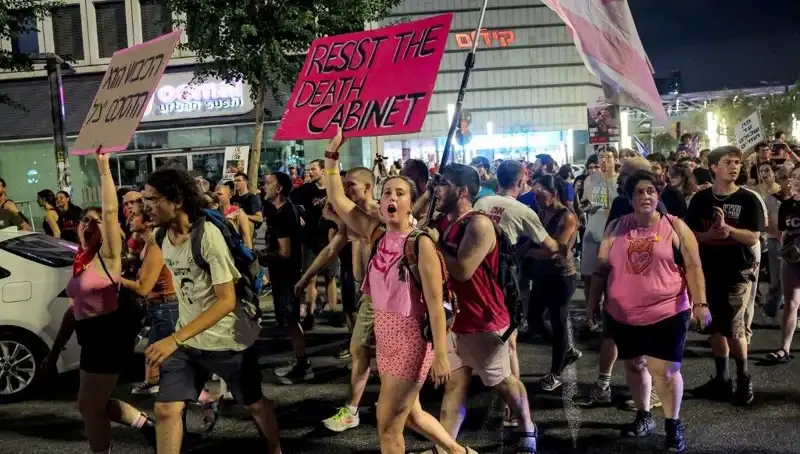 Tel Aviv’de On Binler Yürüyüşe Geçti: Netanyahu’ya Karşı Büyük Protesto