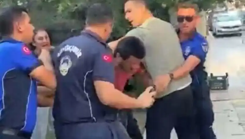 Seyyar Satıcıya Sokakta Yapılan Dayak Olayı Sosyal Medyayı Salladı