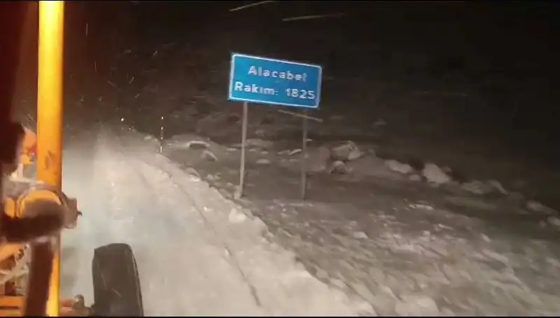 Antalya'da Beklenmedik Kar Sürprizi: Şehir Bembeyaz Oldu!