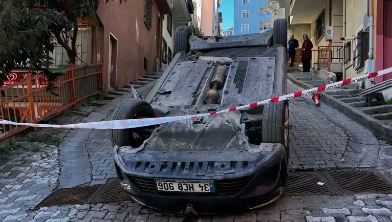 Yokuş aşağı giden otomobil, el freni çekilmediği için takla attı!