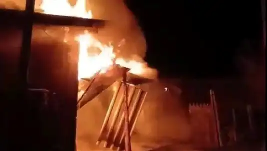 Karabük'te Metruk Ev Yangını: İki Kulübe Küle Döndü, İhmal Mi Söz Konusu?