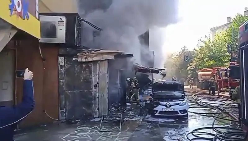 Ümraniye'de Hediyelik Eşya Dükkanında Çıkan Yangın, Büyük Korkuya Neden Oldu