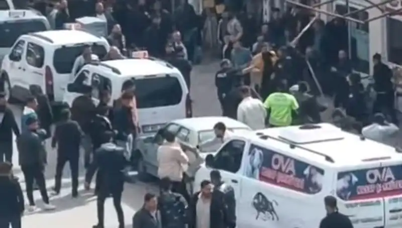 Erciş'te Ortalık Karıştı: Taşlı Sopalı Kavga ve 7 Gözaltı