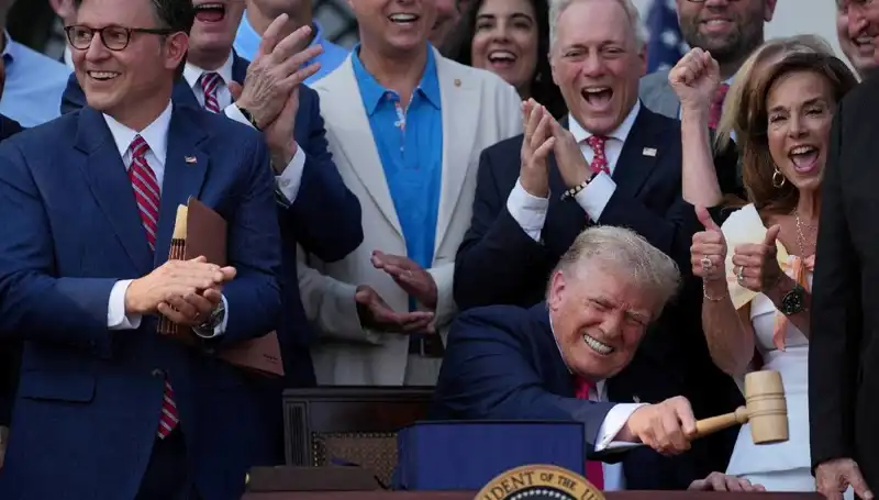 Trump, "Büyük, Güzel Yasa Tasarısı"nı İmzaladı: Etkileri Neler Olacak?