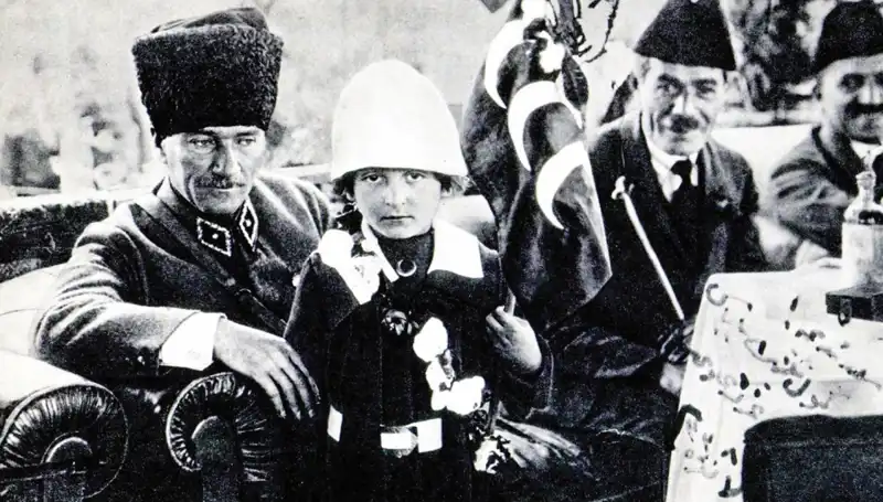 Unutulmaz Fotoğraf: O Şapkanın Altında Doğan Bayramın Hikayesi