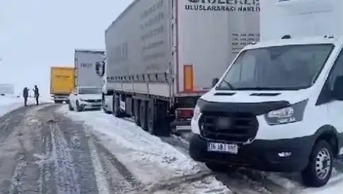 Kars-Ardahan Karayolu'nda Kar Yağışı TIR'ları Kara Sapladı!
