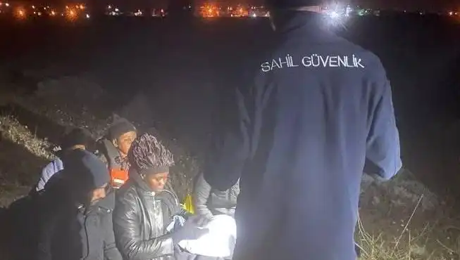 İzmir'de Asayiş Operasyonu: Yedisi Düzensiz Göçmen Yakalandı!