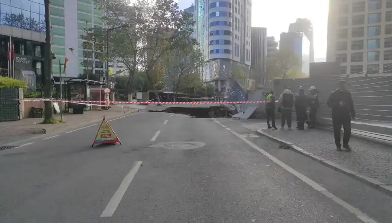 Sarıyer'de Aniden Çöken Yol, Trafiği Olumsuz Etkiliyor!
