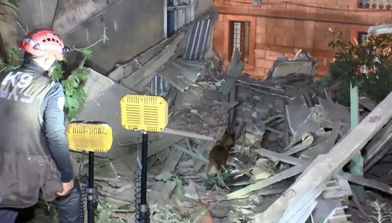 İstanbul'da Deprem Sonrası Çöken Bina, Korku Dolu Anlar Yaşattı!