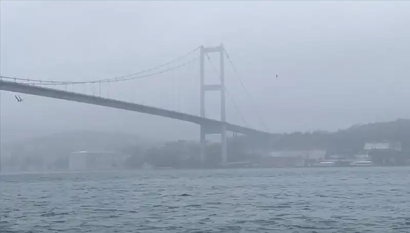 İstanbul Boğazı'nda Görüş Mesafesi Düşük, Gemi Trafiği Etkilendi