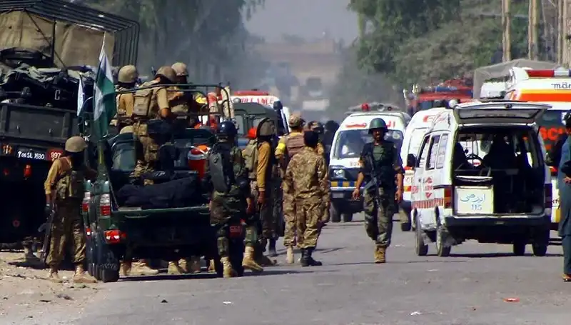Pakistan'da Bombalı Saldırı: Güvenlik Görevlilerine Yönelik Kanlı Eylem