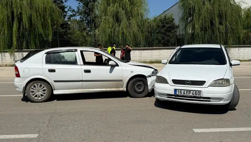 İki Otomobil Çarpıştı: Korkutan Kaza ve Yaralılar